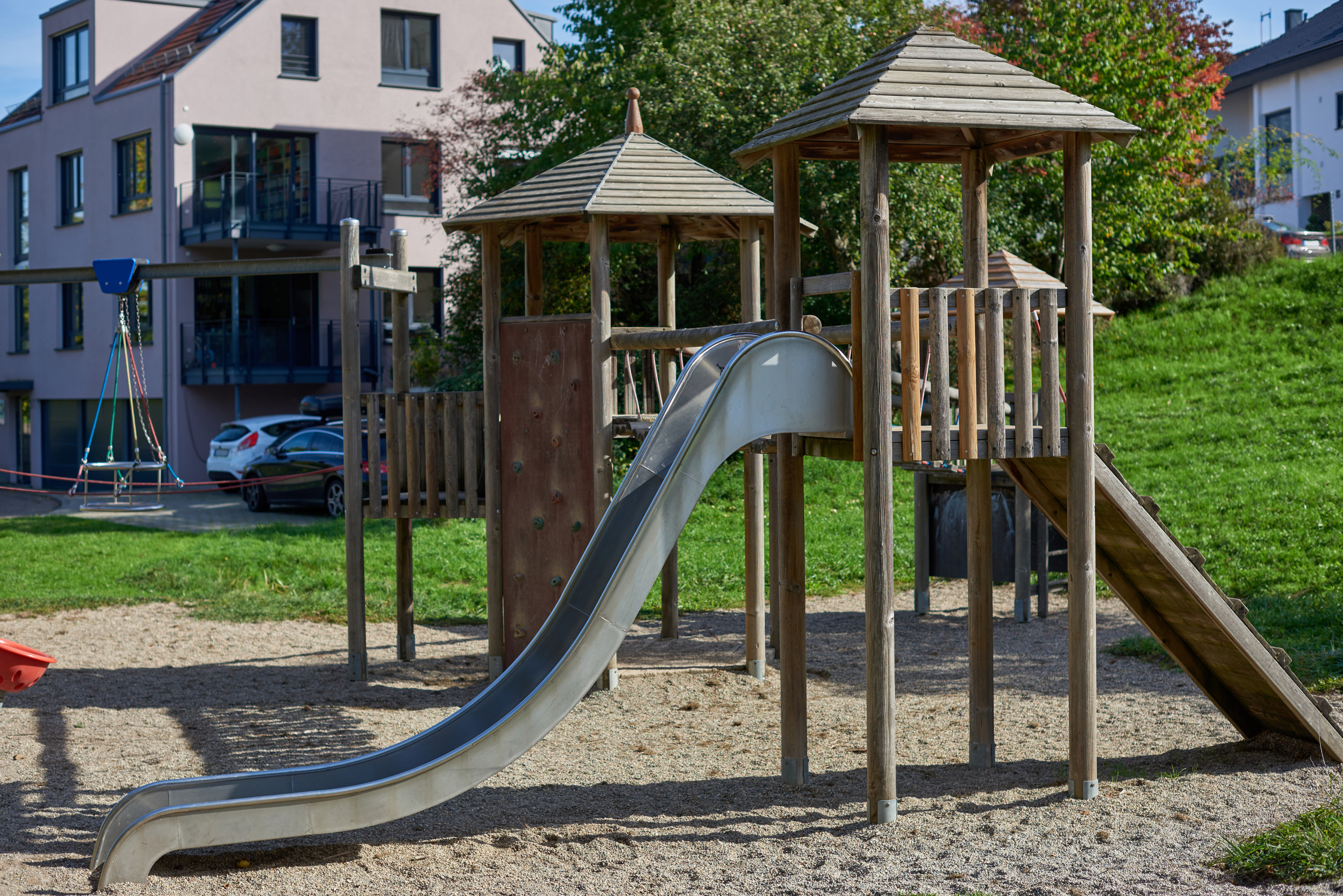 Spielplatz in einem Wohngebiet.