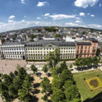 Panoramasicht von oben auf die Stadt Wiesbaden.