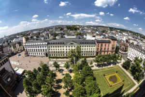 Panoramasicht von oben auf die Stadt Wiesbaden.