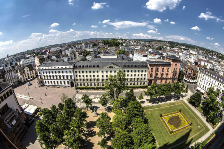 Panoramasicht von oben auf die Stadt Wiesbaden.