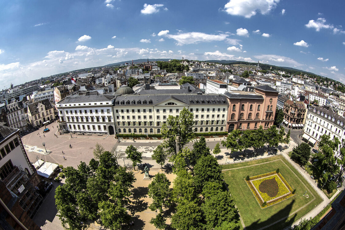 Panoramasicht von oben auf die Stadt Wiesbaden.