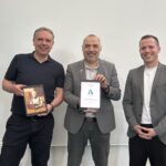 (v.l.:) Elmar Grunenberg (Personalratsvorsitzender Stadt Arnsberg), Bürgermeister Ralf Paul Bittner und Jona Bialowons (CDO Stadt Arnsberg) präsentieren die neue Dienstvereinbarung zum Einsatz Künstlicher Intelligenz bei der Stadtverwaltung Arnsberg.