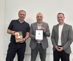 (v.l.:) Elmar Grunenberg (Personalratsvorsitzender Stadt Arnsberg), Bürgermeister Ralf Paul Bittner und Jona Bialowons (CDO Stadt Arnsberg) präsentieren die neue Dienstvereinbarung zum Einsatz Künstlicher Intelligenz bei der Stadtverwaltung Arnsberg.