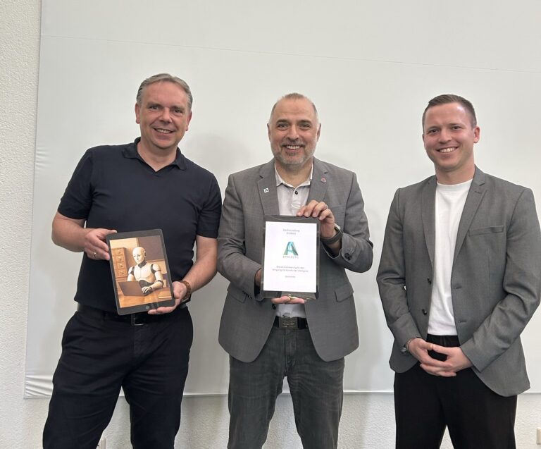 (v.l.:) Elmar Grunenberg (Personalratsvorsitzender Stadt Arnsberg), Bürgermeister Ralf Paul Bittner und Jona Bialowons (CDO Stadt Arnsberg) präsentieren die neue Dienstvereinbarung zum Einsatz Künstlicher Intelligenz bei der Stadtverwaltung Arnsberg.
