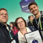Christoph Schröder, Leiter des Referats Digitalisierung, IKT der Stadt Wertheim; Nancy Riebe, Mitarbeiterin der für Protokolle zuständigen Stabsstelle Zentrale Steuerung; Titus Hartmann von der Firma Speechmind mit Auszeichnung "Bewährt vor Ort".