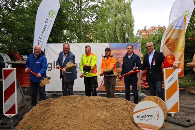 Symbolischer erster Spatenstich für den Glasfaserausbau in Cuxhaven