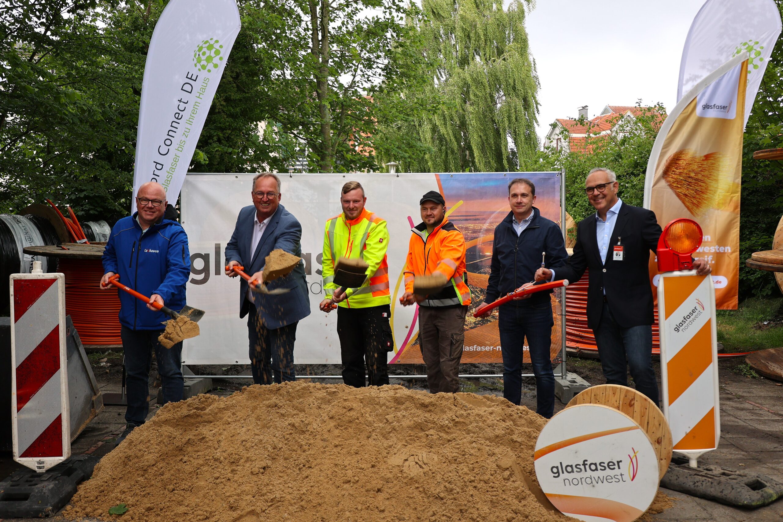 Symbolischer erster Spatenstich für den Glasfaserausbau in Cuxhaven