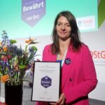 Frau mit Siegel Bewährt vor Ort