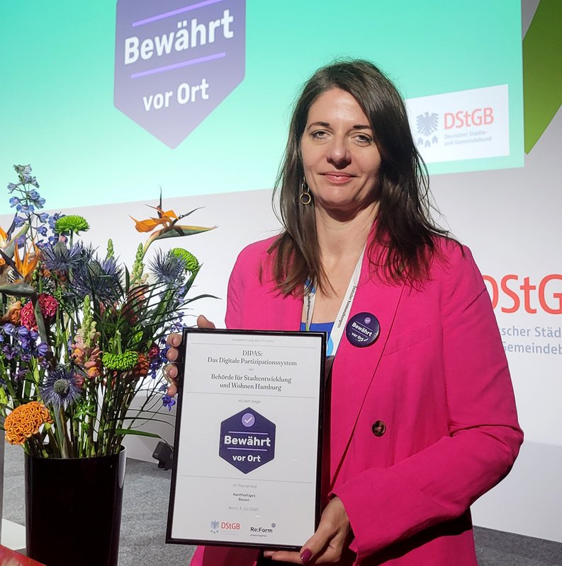 Frau mit Siegel Bewährt vor Ort