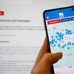 Blick auf die PegelApp auf einem Smartphone. Man sieht zahlreiche blau markierte Messpunkte, aber wenig Details.
