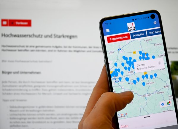 Blick auf die PegelApp auf einem Smartphone. Man sieht zahlreiche blau markierte Messpunkte, aber wenig Details.