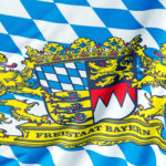Bayerisches Staatswappen auf blau weißem Hintergrund.