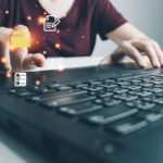 laptop-tastatur, torso dahinter drückt auf ein Ordner-Symbol