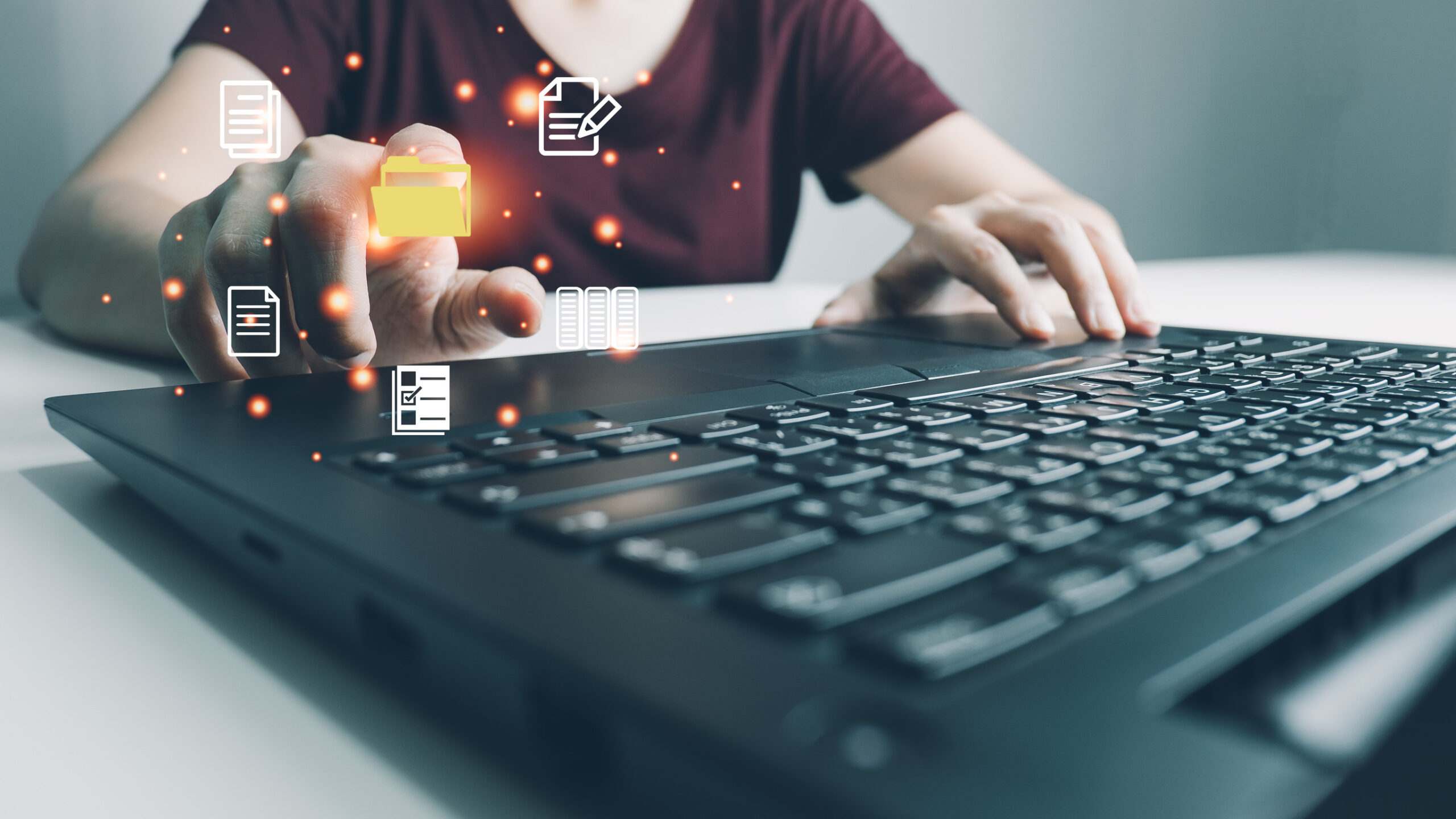 laptop-tastatur, torso dahinter drückt auf ein Ordner-Symbol