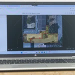 Zu sehen ist ein Laptop mit einem Übersichtsbild von einem Teil des Schulhofes der Kreuzbergschule.