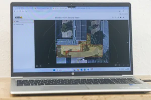 Zu sehen ist ein Laptop mit einem Übersichtsbild von einem Teil des Schulhofes der Kreuzbergschule.