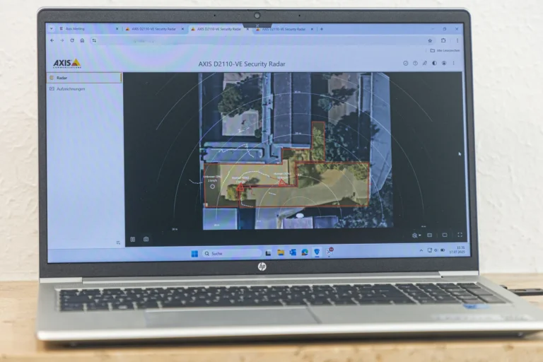 Zu sehen ist ein Laptop mit einem Übersichtsbild von einem Teil des Schulhofes der Kreuzbergschule.