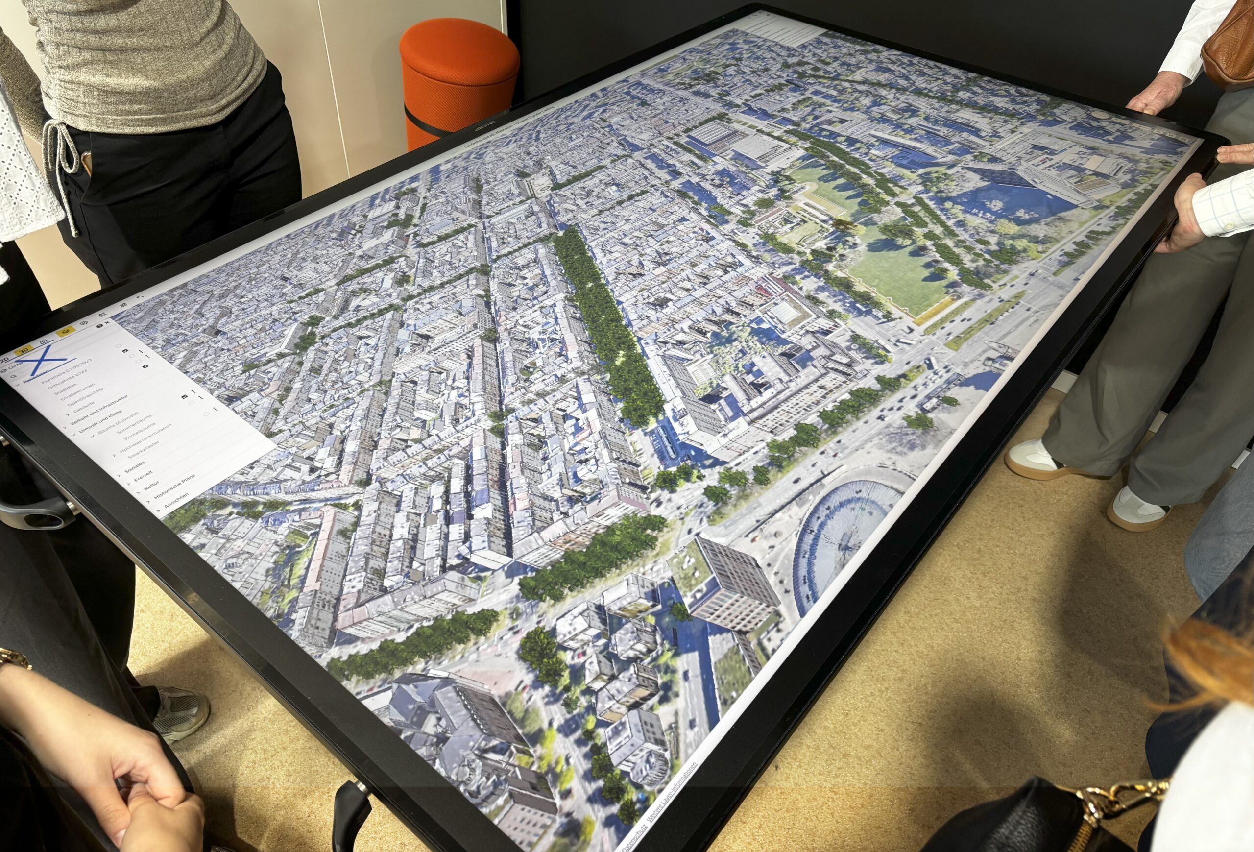 Es ist ein Bildschirm mit einem 3D-Modell von Wiesbaden zu sehen.