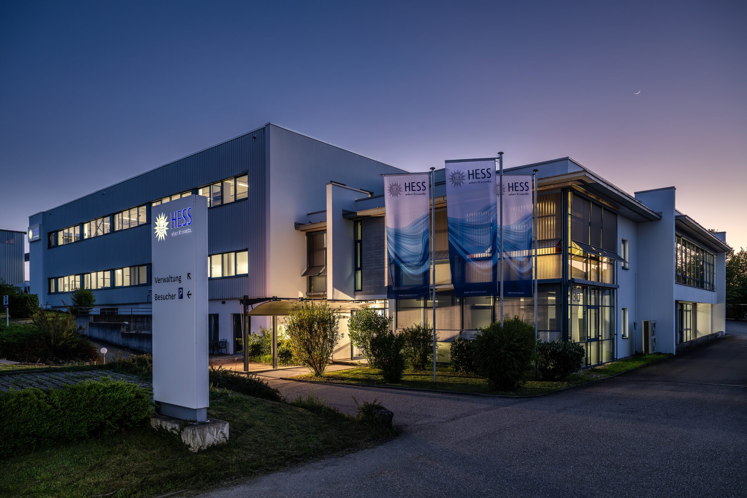 Firmengebäude der Hess-Gruppe in Magstadt bei Stuttgart bei Nacht