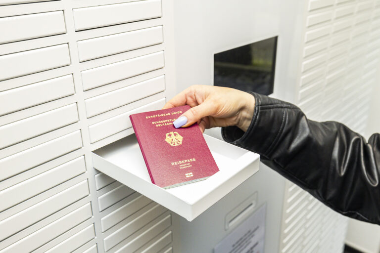 Hand holt Ausweisdokument aus DokBox ab