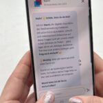 Auf einem Smartphone ist ein Chat mit der digitalen Assistenz Hanni zu sehen