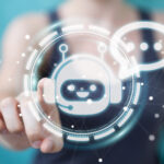 Stilisierte Darstellung eines Chatbots mit Headset, verschwommen im Hintergrund ist eine Frau zu sehen, die den Bot antippt.