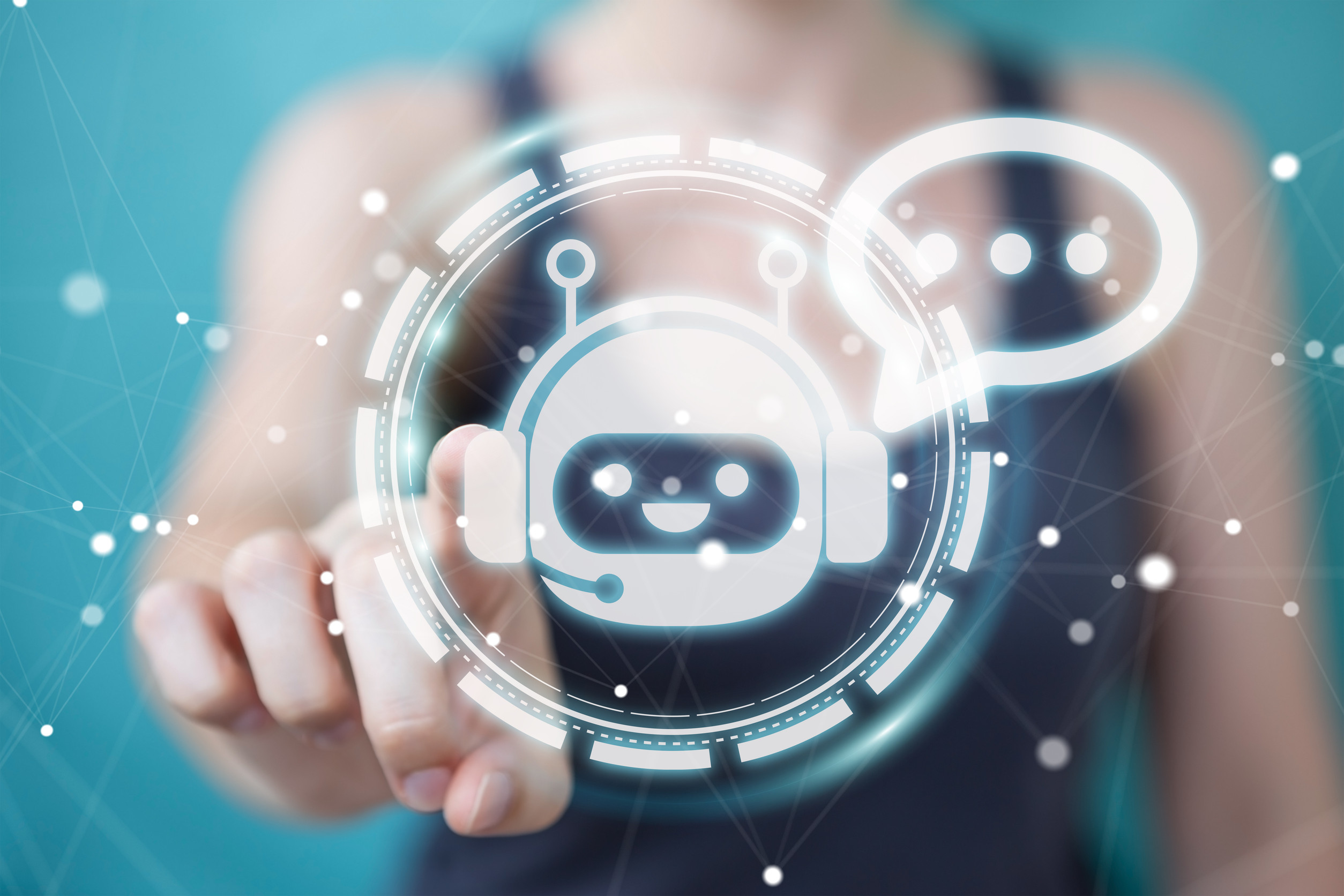 Stilisierte Darstellung eines Chatbots mit Headset, verschwommen im Hintergrund ist eine Frau zu sehen, die den Bot antippt.