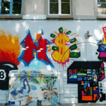 Ein stilvoll mit Graffiti versehenes Haus.