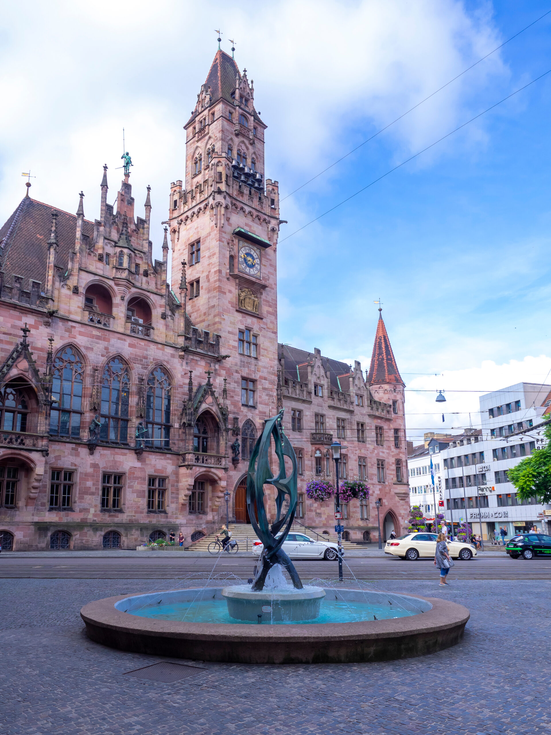 Blick auf das Saarbrücker Rathaus St. Johann, davor ein Wasserspiel.