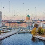 Panoramaansicht der Stadt Potsdam vom Wasser aus, über der Stadt ist ein Netzwerk angedeutet.