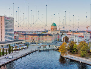 Panoramaansicht der Stadt Potsdam vom Wasser aus, über der Stadt ist ein Netzwerk angedeutet.