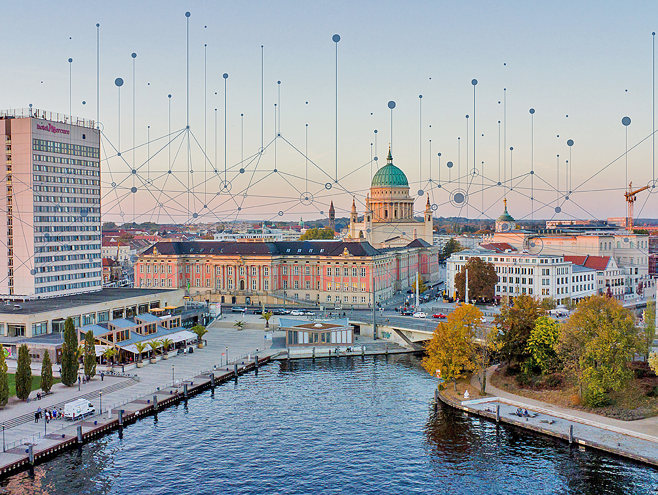 Panoramaansicht der Stadt Potsdam vom Wasser aus, über der Stadt ist ein Netzwerk angedeutet.