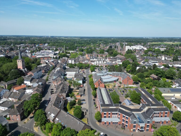 Blick von oben auf das Nettetaler Rathaus und umliegende Gebäude.