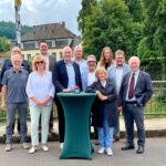 Symbolischer Startschuss: In Holsthum aktivieren Klimaschutzministerin Katrin Eder und Landrat Andreas Kruppert das neue Pegelmesssystem im Eifelkreis Bitburg-Prüm