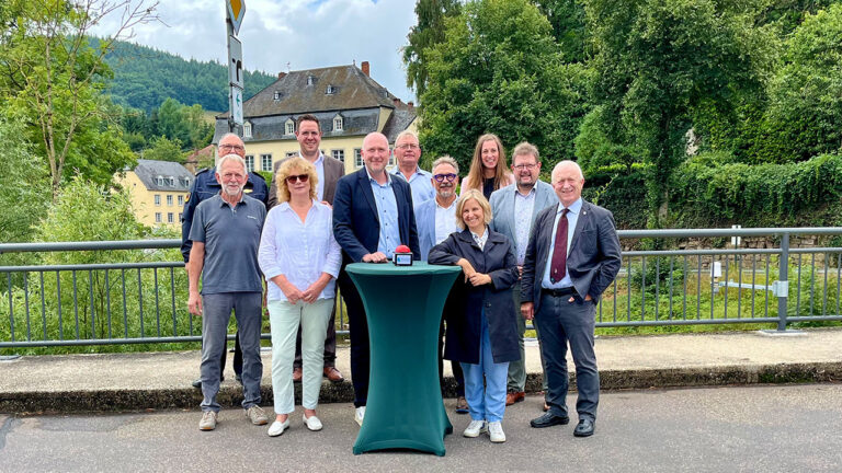 Symbolischer Startschuss: In Holsthum aktivieren Klimaschutzministerin Katrin Eder und Landrat Andreas Kruppert das neue Pegelmesssystem im Eifelkreis Bitburg-Prüm