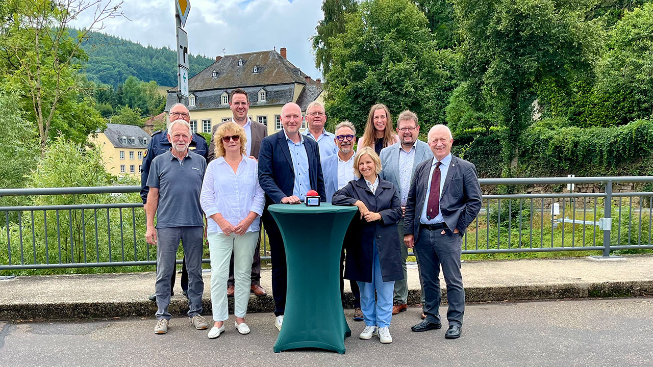 Symbolischer Startschuss: In Holsthum aktivieren Klimaschutzministerin Katrin Eder und Landrat Andreas Kruppert das neue Pegelmesssystem im Eifelkreis Bitburg-Prüm