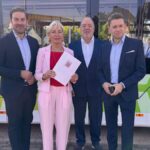 v.l.: Sandro Zehner, Landrat und Verkehrsdezernent des Rheingau-Taunus-Kreises; Hessens Digitalministerin Prof. Dr. Kristina Sinemus; Arno Brandscheid, Geschäftsführer der Rheingau-Taunus-Verkehrsgesellschaft; André Stolz, Vorsitzender des Kreistags vor einem Bus