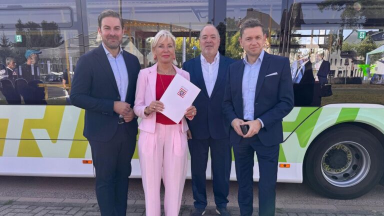 v.l.: Sandro Zehner, Landrat und Verkehrsdezernent des Rheingau-Taunus-Kreises; Hessens Digitalministerin Prof. Dr. Kristina Sinemus; Arno Brandscheid, Geschäftsführer der Rheingau-Taunus-Verkehrsgesellschaft; André Stolz, Vorsitzender des Kreistags vor einem Bus
