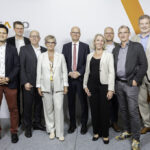 Gruppenfoto vor Vitako-gebrandetem Hintergrund.