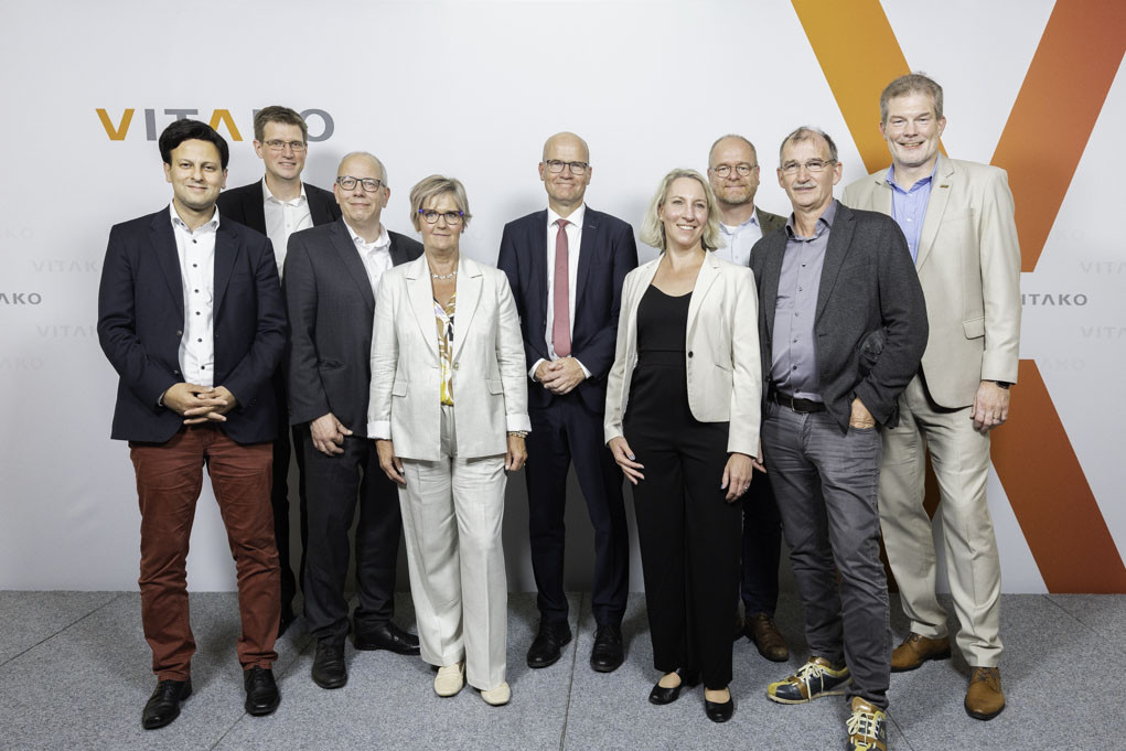 Gruppenfoto vor Vitako-gebrandetem Hintergrund.