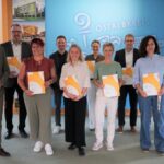 Mehrere Personen stehen nebeneinander, einige halten eine Urkunde in der Hand. Im Hintergrund ist der Schriftzug Ostalbkreis zu sehen.