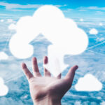 Eine Hand über der ein Wolkensymbol schwebt, das vernetzt ist mit anderen Wolkensymbolen.