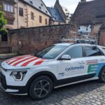 Ein mit Kamera und Laserscanner ausgestattetes Fahrzug von Cyclomedia steht vor einem historischen Gebäude.
