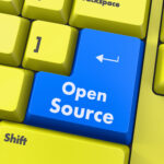Ausschnitt eines Computer-Keyboards, bei dem die Return-Taste die Aufschrift "Open Source" trägt.