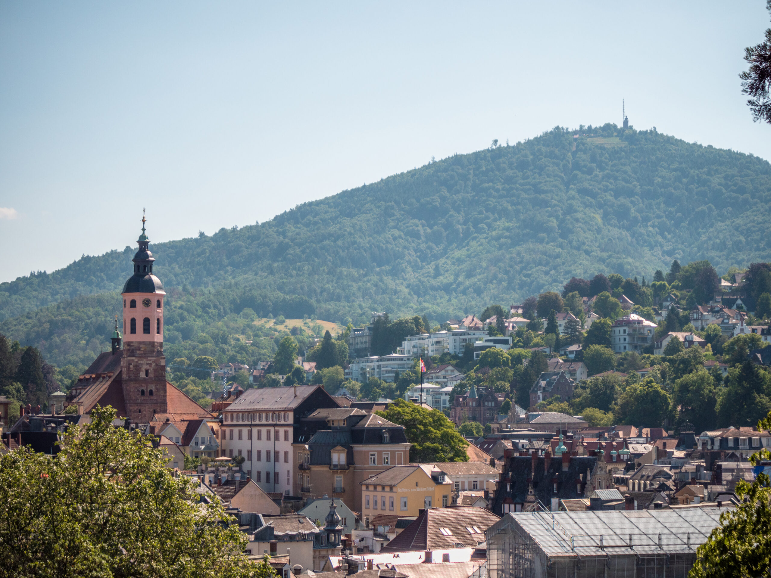 Blick auf Baden-Baden mit der Stiftskirche und dem Großen Staufenberg.