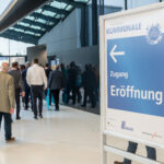 Ein Aufsteller weist Besuchern den Weg zur Eröffnung der Kommunale, Fachmesse für Kommunalbedarf.