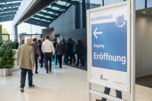 Ein Aufsteller weist Besuchern den Weg zur Eröffnung der Kommunale, Fachmesse für Kommunalbedarf.