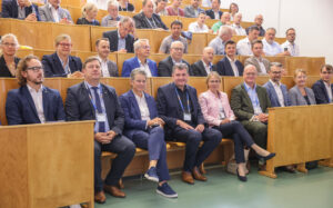 Mehrere Personen sitzen im Hörsaal einer Hochschule.