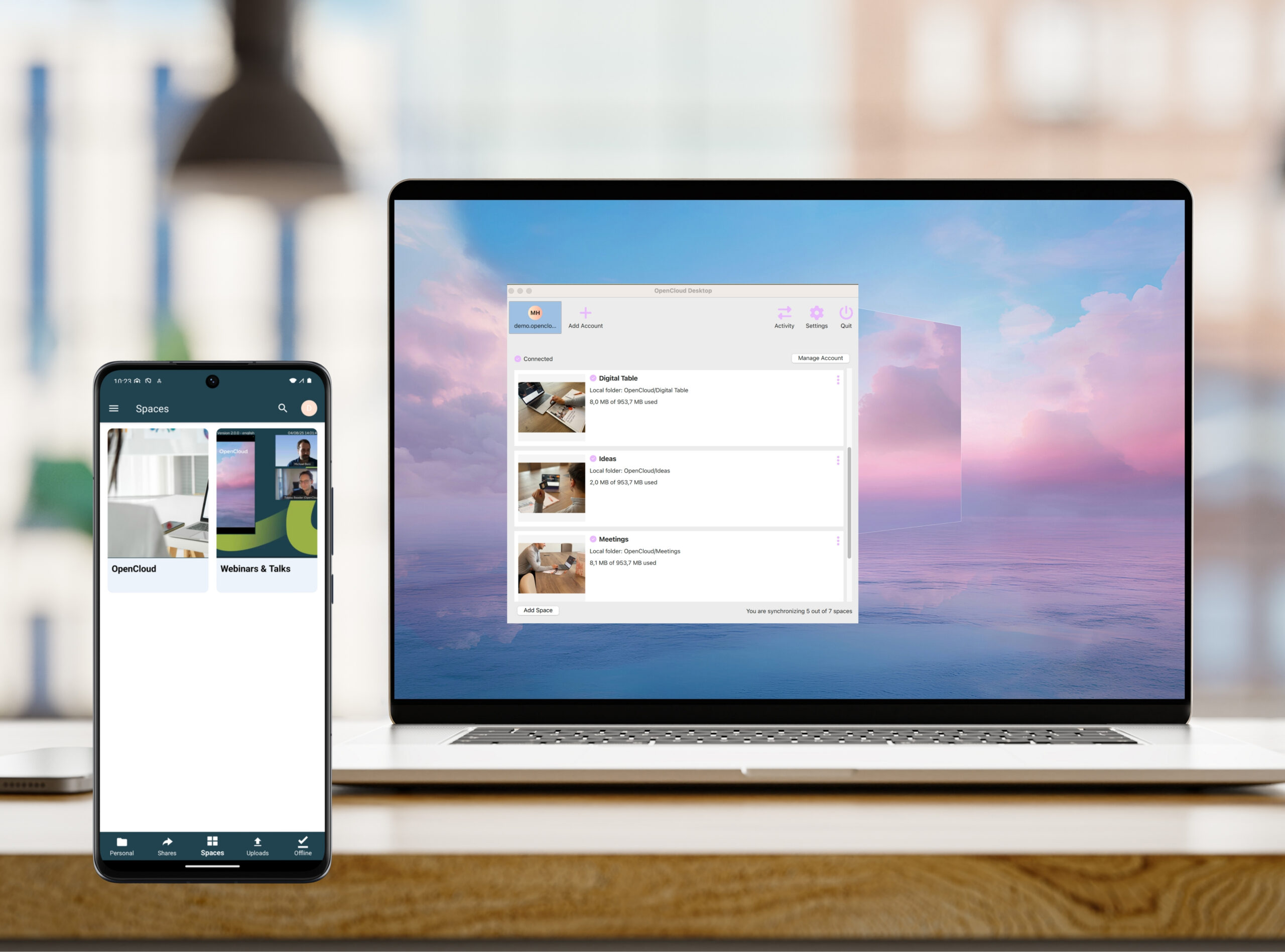 Die OpenCloud-Oberfläche dargestellt auf einem Desktop- sowie einem Smartphonebildschirm.