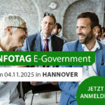 Mehrere Personen unterhalten sich in einem Raum, im Bildvordergrund sind die Daten des Infotags E-Government in Hannover zu sehen.